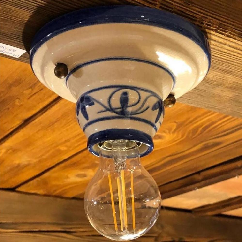 jedinecna rucne malovana keramicka stropna lampa mediteran klasicka nizky strop jednoducha toskanska talianska rucne malovana obyvacka kuchyna jedalen tramy ludova farsky dom renovacia.jpg